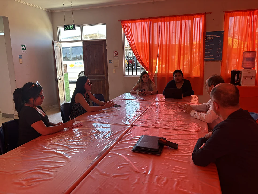 Representantes de la Unidad de Medio Ambiente de Pozo Almonte y del proyecto de Bioeconomía en reunión técnica.